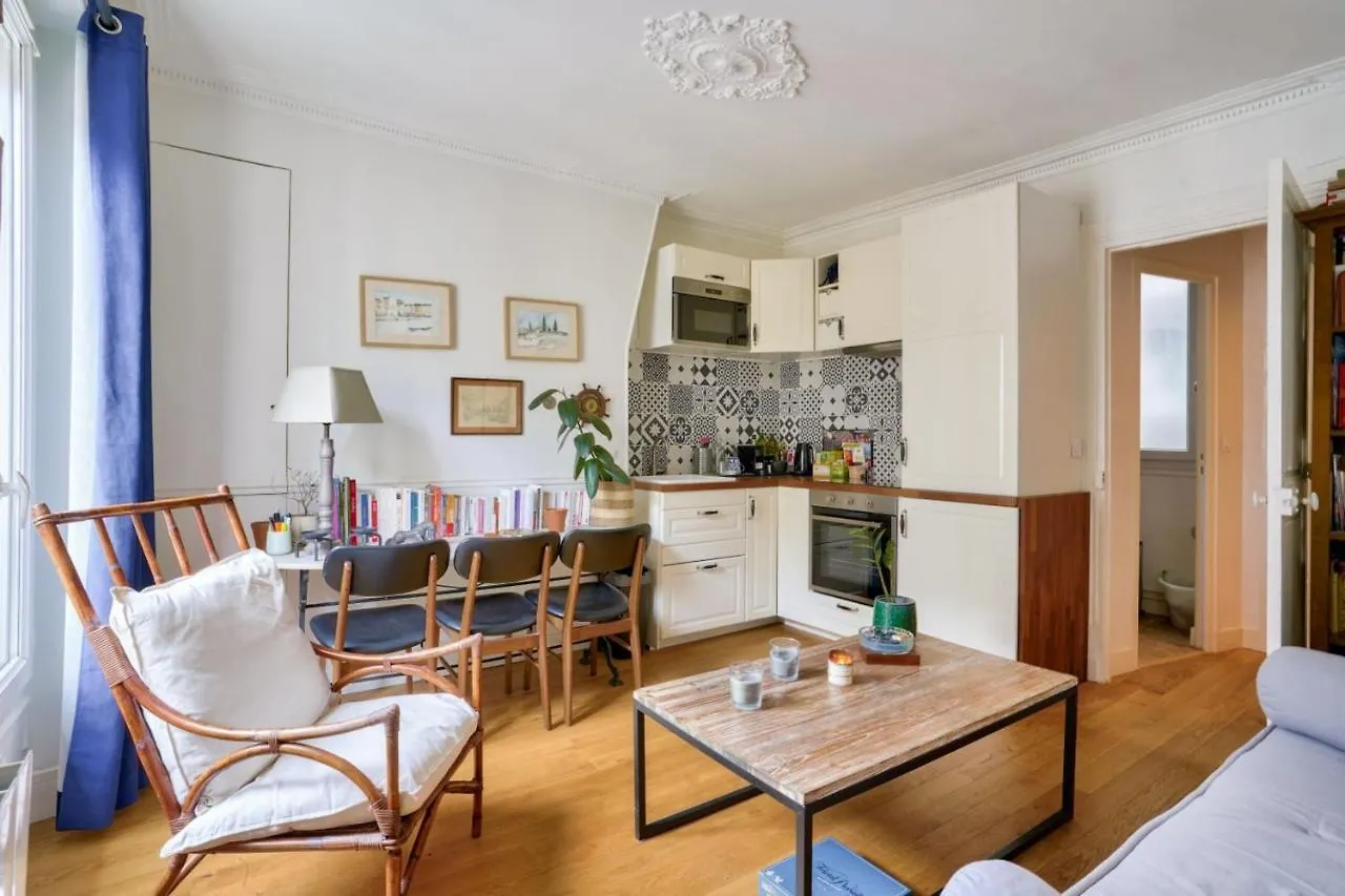 Charming Apartment For 2 People - Paris 18 France